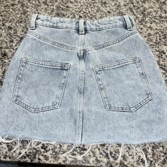H&M Women’s Size 0 Light Wash Denim Jean Mini Skirt w/ Pockets, Great Condition - Picture 3 of 4